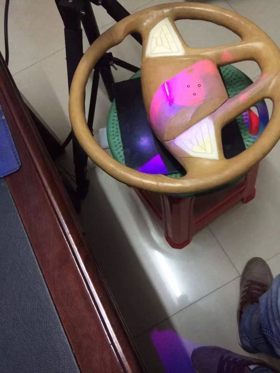 布置扫描标记点的方向盘实物