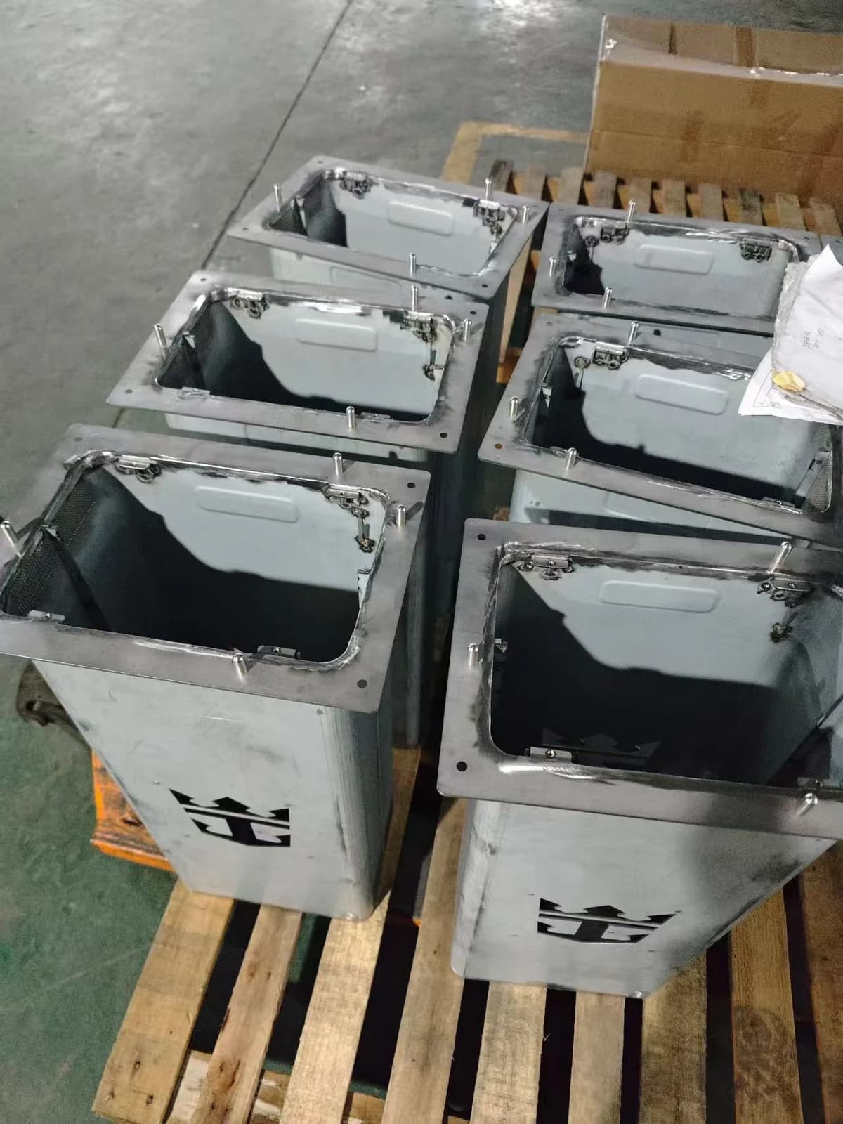 箱体零件分批摆放，五金加工实拍