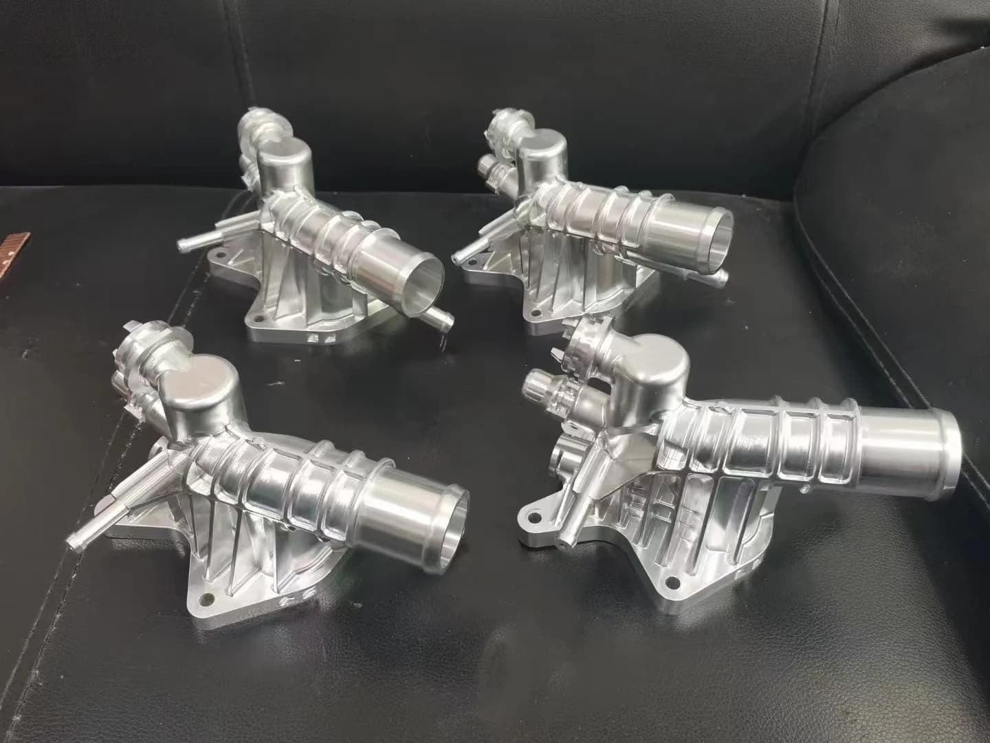 成组摆放的金属管状零件与安装部位