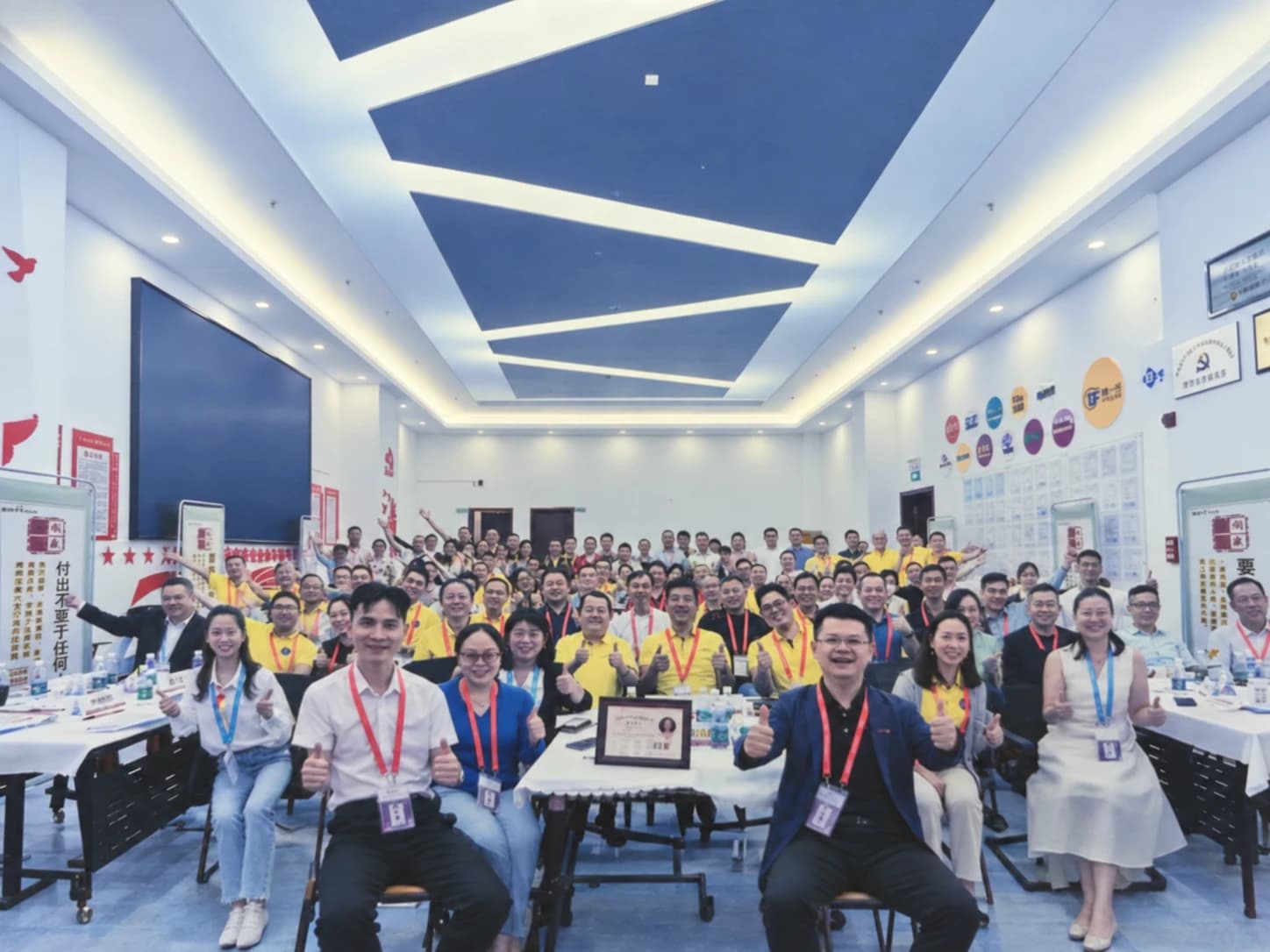 A group photo of learning and exchange activities, participants took pictures together in the indoor venue